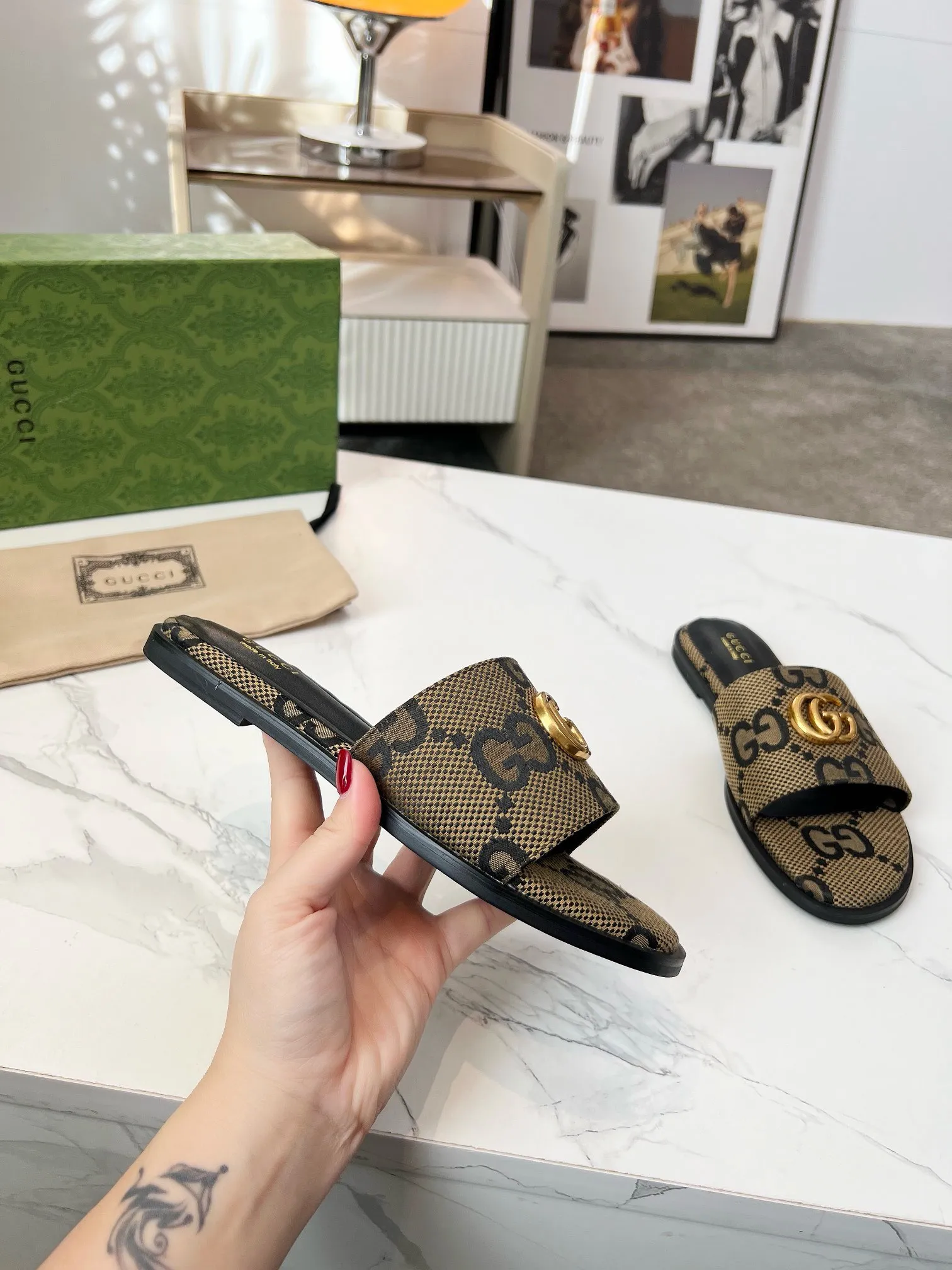 👟👟Ex-factory price 380👟👟 GUCCl 2025 spring and summer new style casual interlocking double G sandals for women. This piece is from the Gucci Lido collection, and its design is inspired by the summer style and beach clubs of the Italian coast. Archive designs from the 1970s infuse the brand with glory. Get inspired by this iconic era. The "Gucci March of Love" series continues to explore the aesthetic connotation of the brand's archived logos in a new way, while at the same time embracing the classic elegance and charm. Code Number: 35-43#